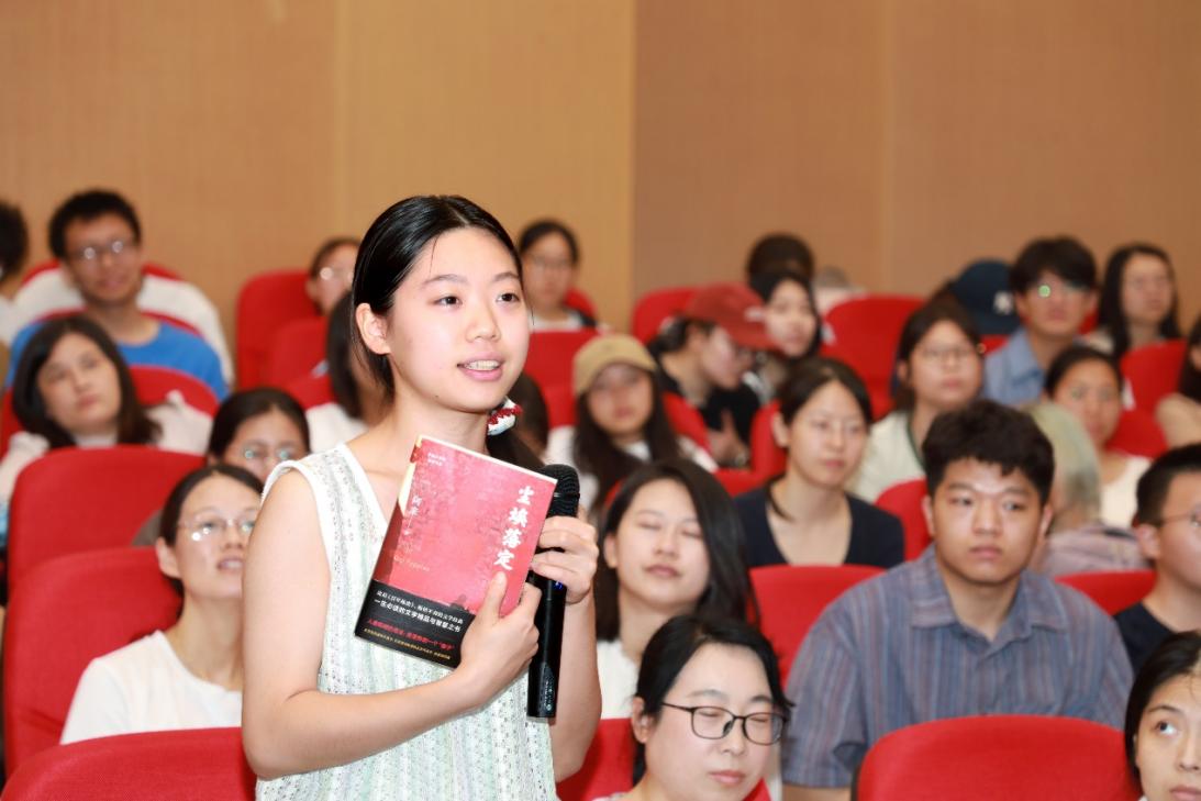 著名作家阿来应邀来天傅手机版下载使用