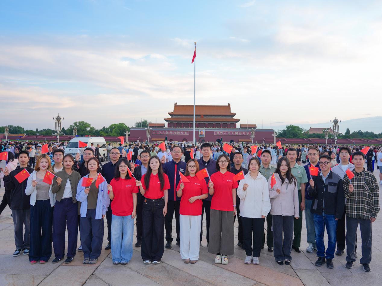 双方共同签署《国旗赠予协议》